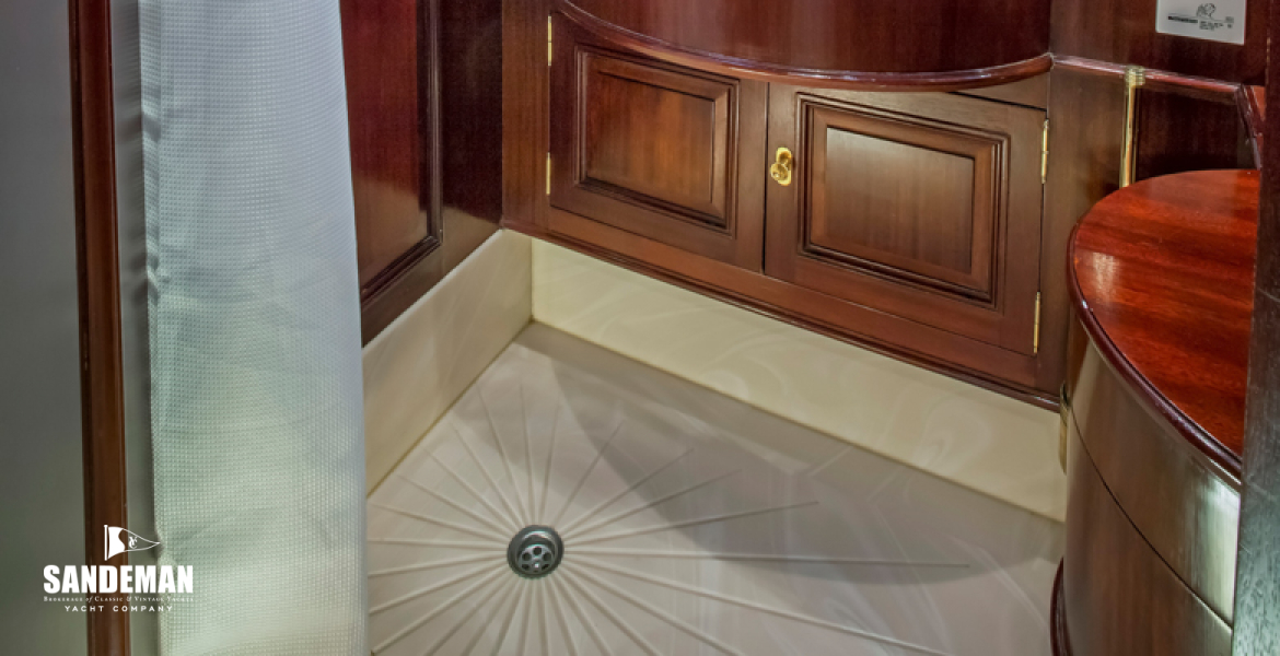 Guest starboard twin berth cabin en-suite