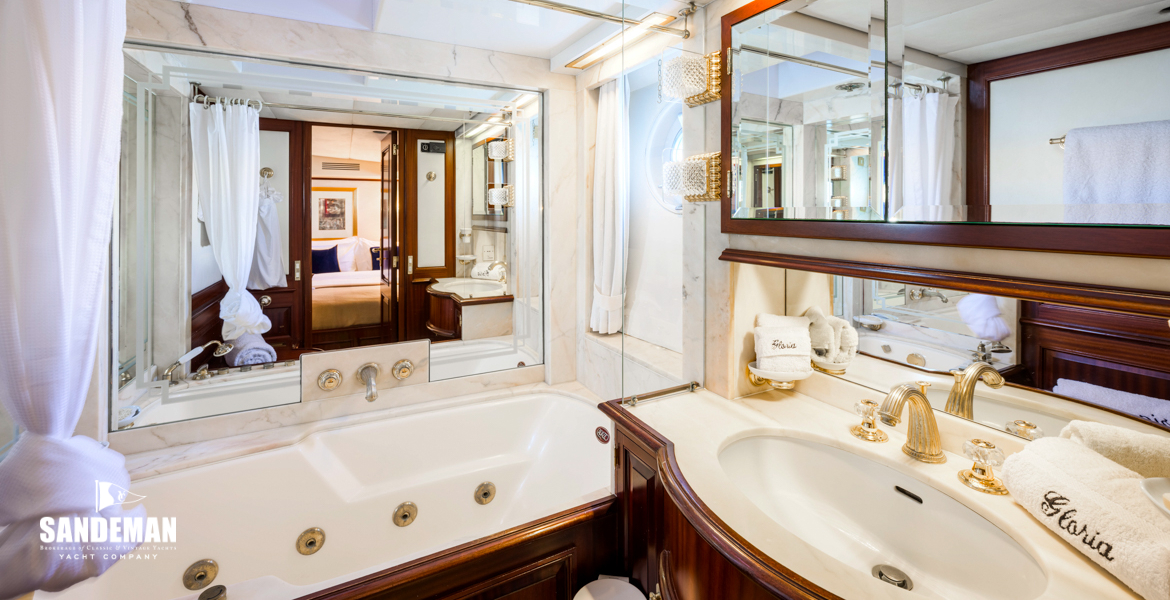 Port guest double en-suite w. jacuzzi shower