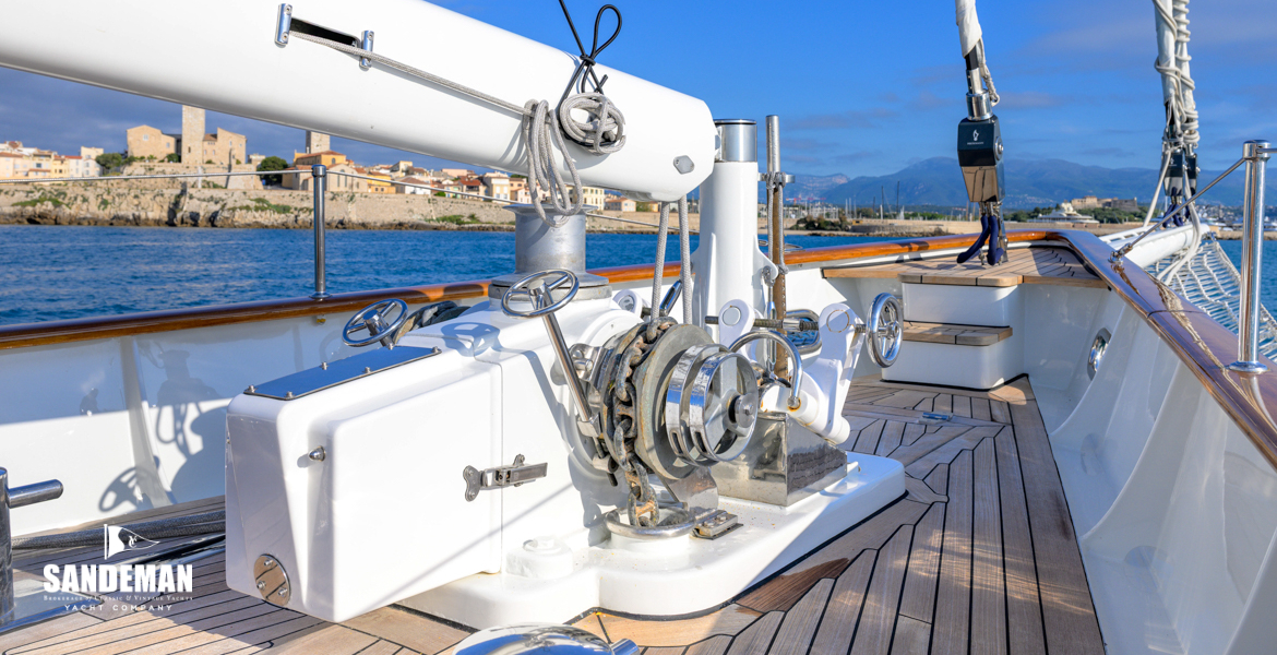 Windlass and forward foredeck 