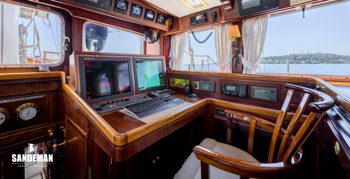 Pilothouse nav station starboard forward