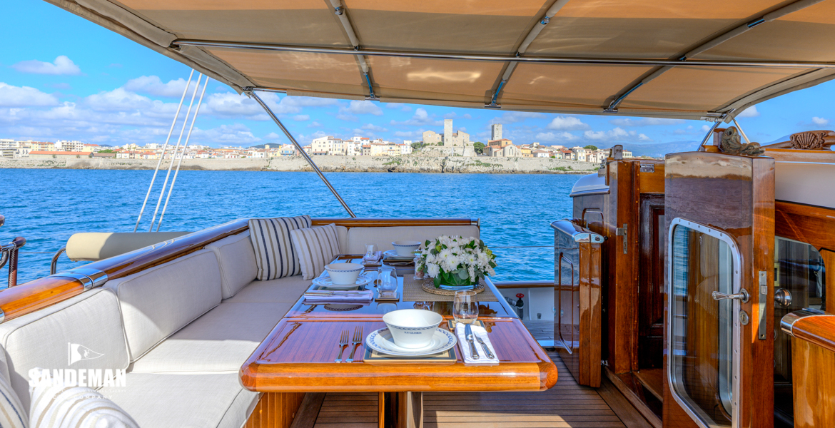 Deck dining and pilot house companionway