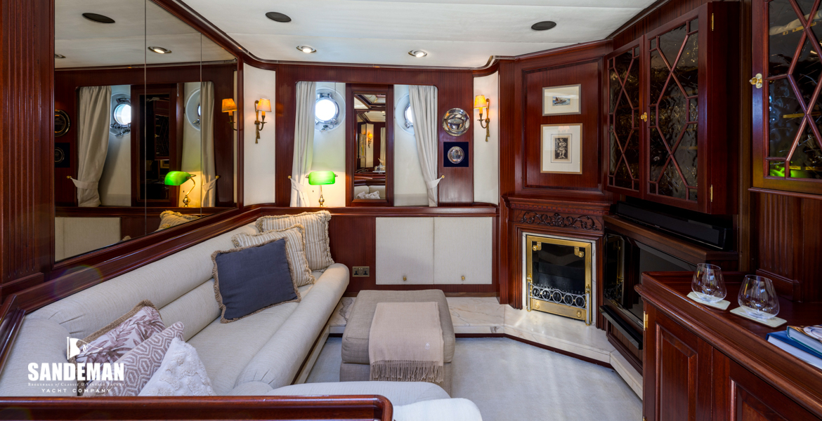 Saloon/ bar to starboard