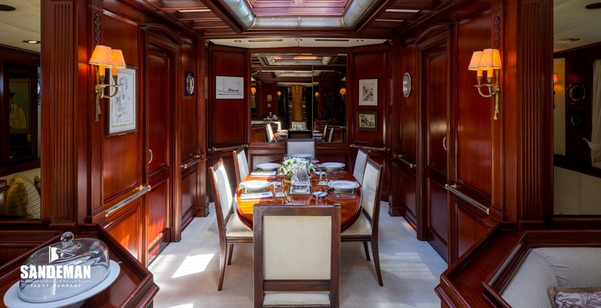 Saloon view forward to dining area