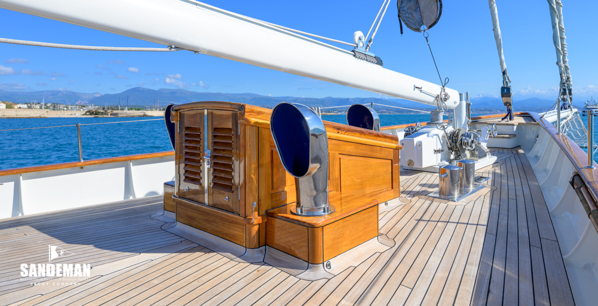 Foredeck view forward