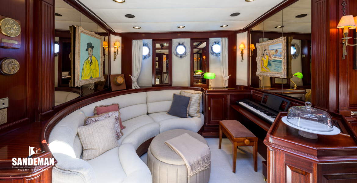Saloon/ entertainment to port