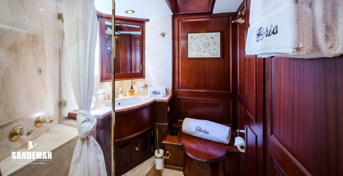 Starboard guest double en-suite