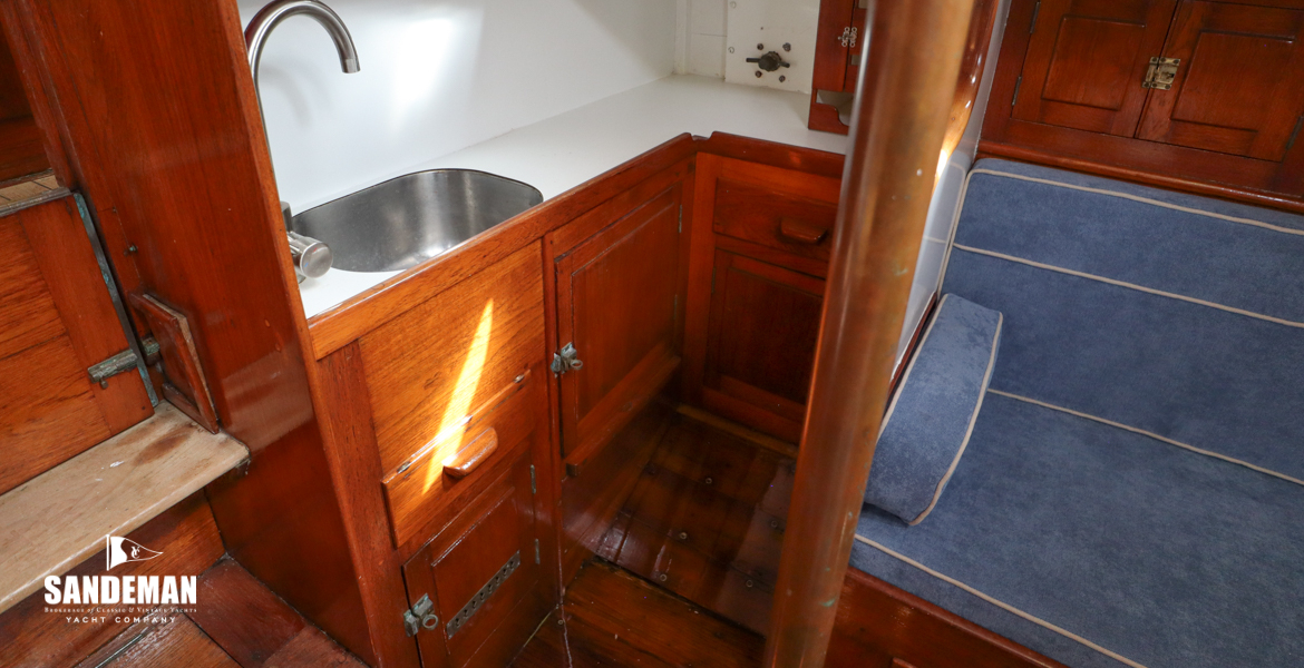 Galley incl sink to port