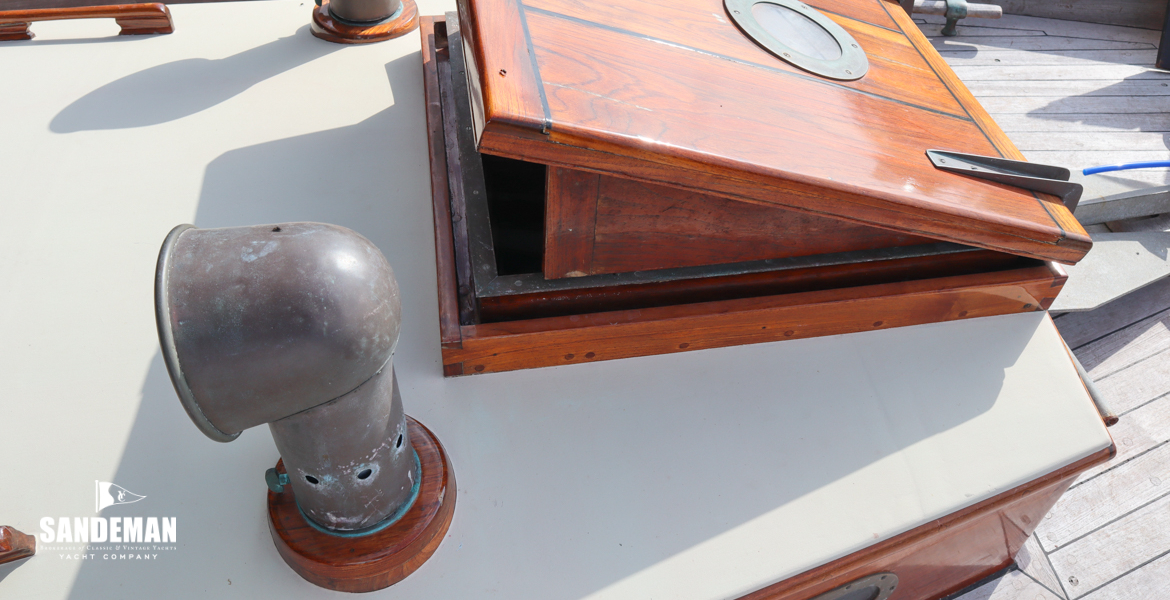 Forehatch over forward cabin