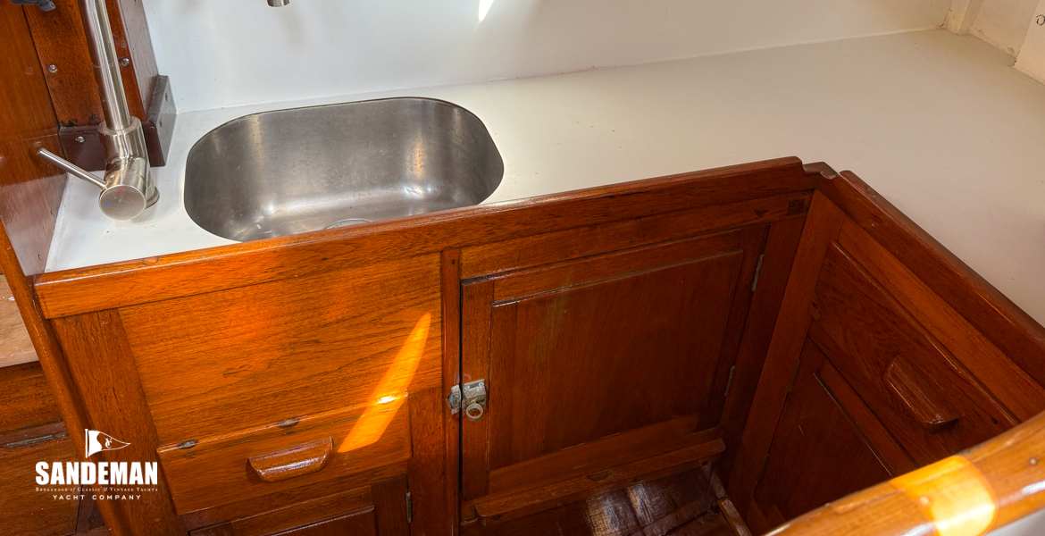 Galley incl sink to port