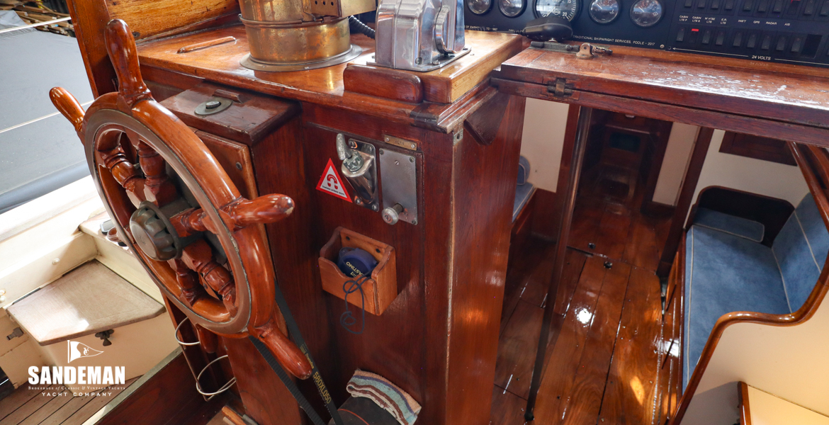 Helm and companionway to accommodation