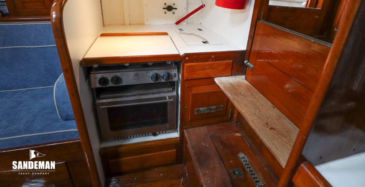 Galley cooker/ chart table to starboard