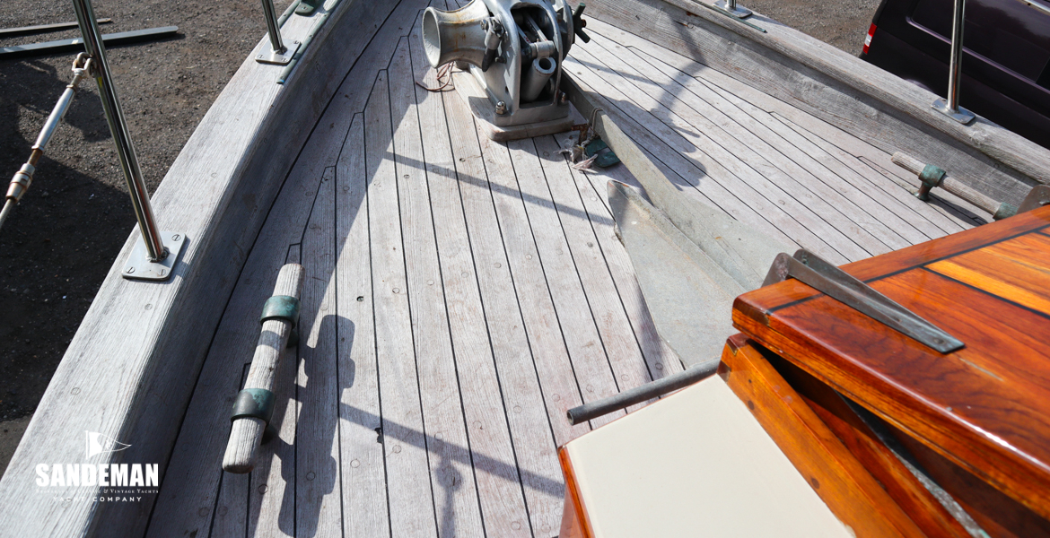 Foredeck view forward
