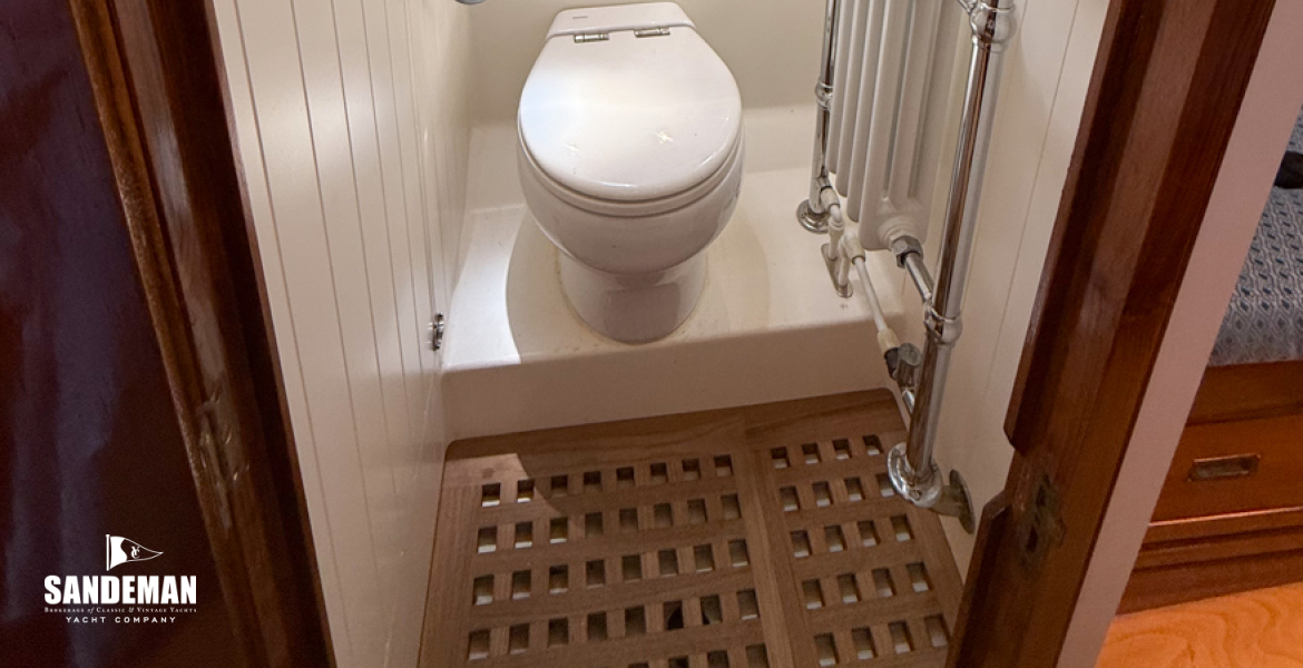 WC/ Shower compartment to port
