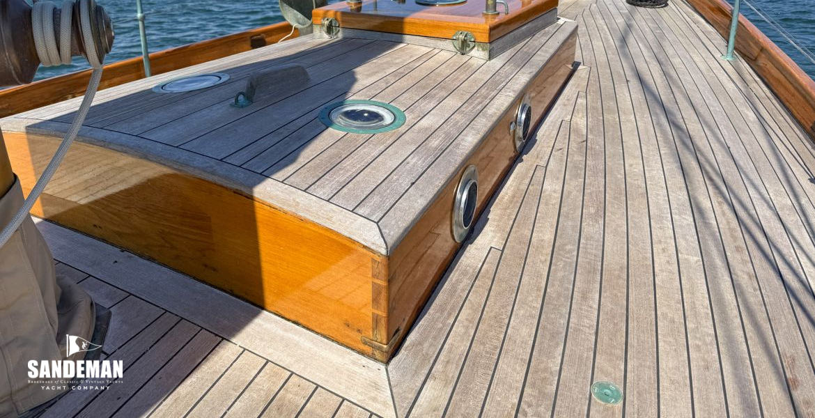 Foredeck view forward