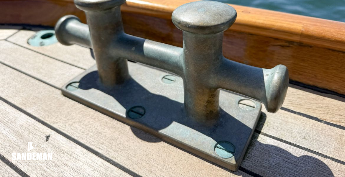 Aft mooring bollard cleat