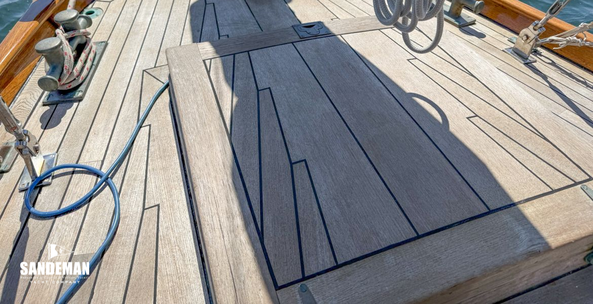 Aft deck and lazarette hatch
