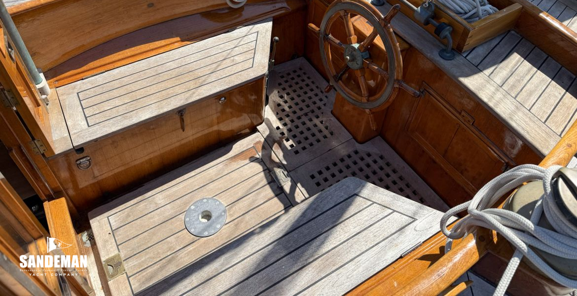 Cockpit and companionway