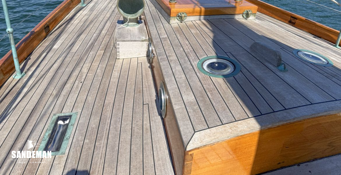 Foredeck view forward