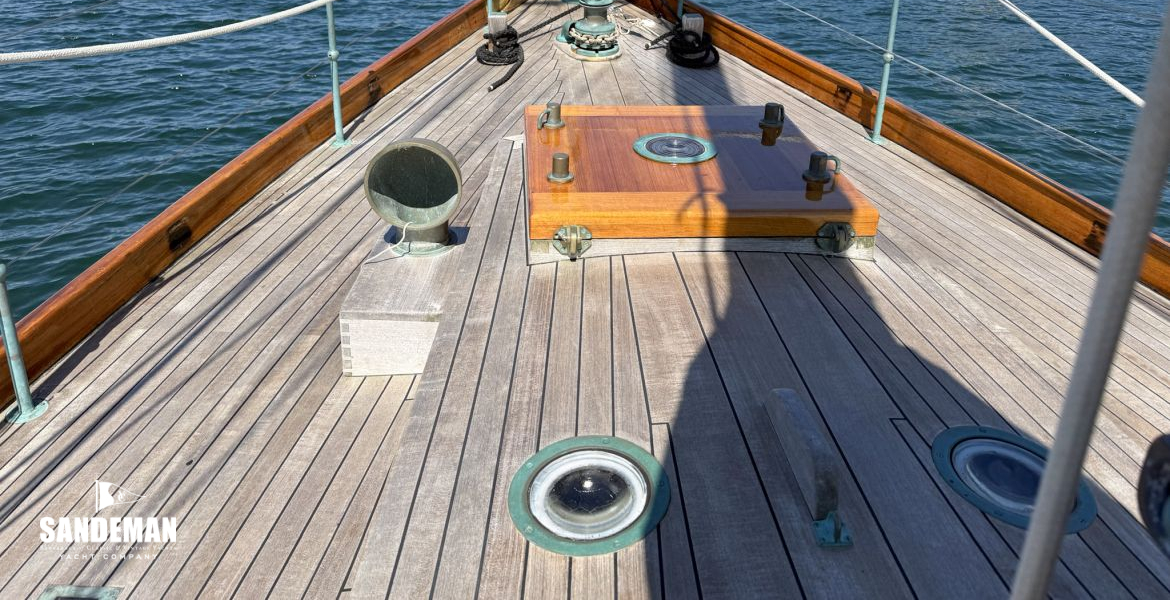 Foredeck view forward