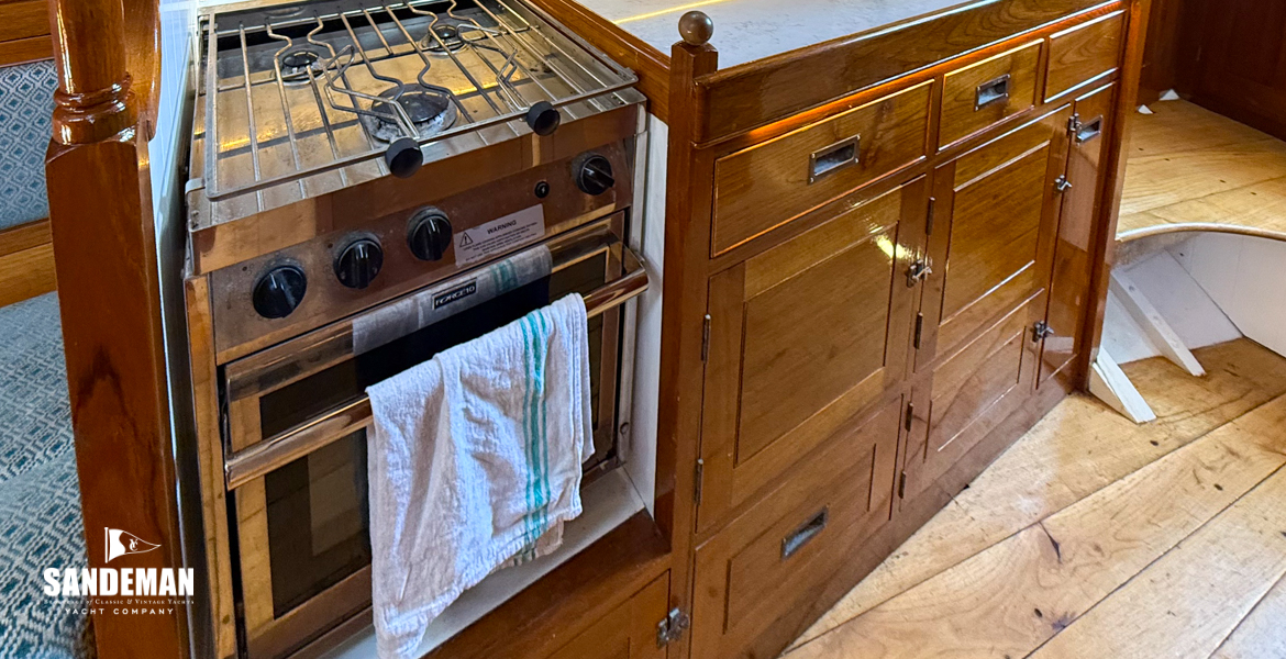 Galley to starboard