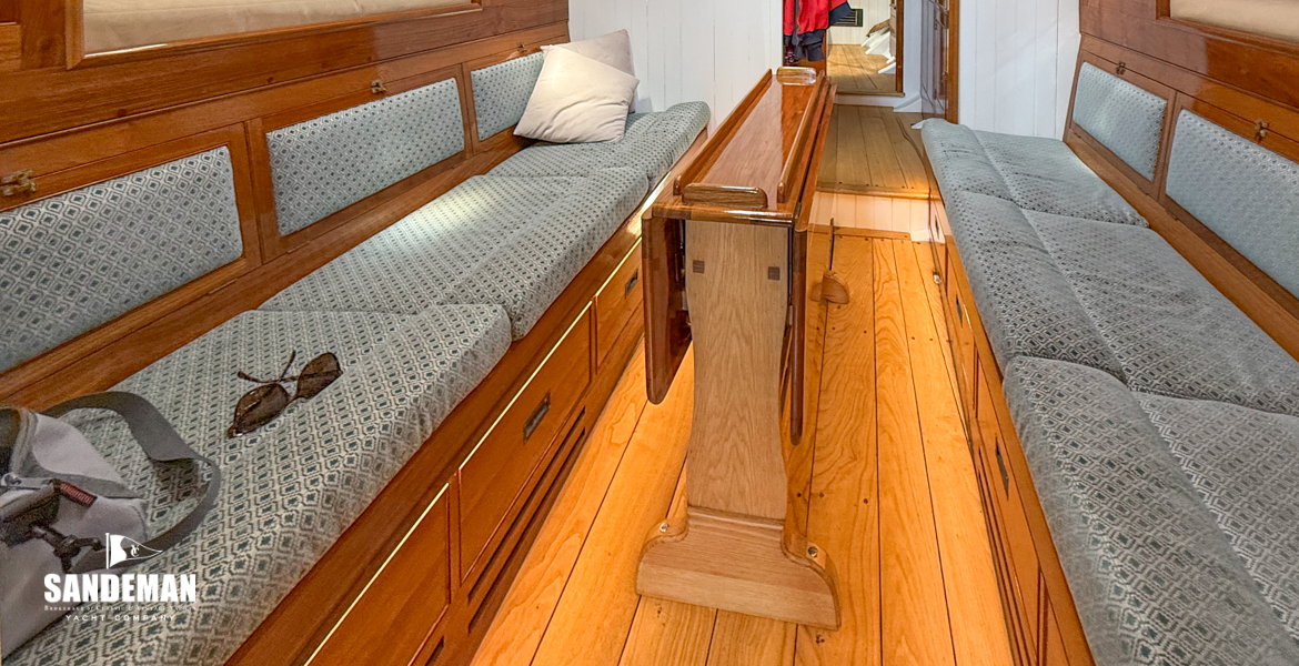 Saloon view forward