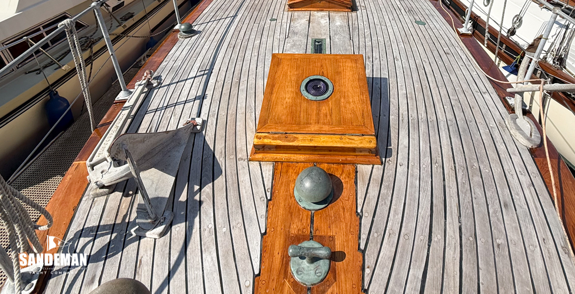 Foredeck view aft
