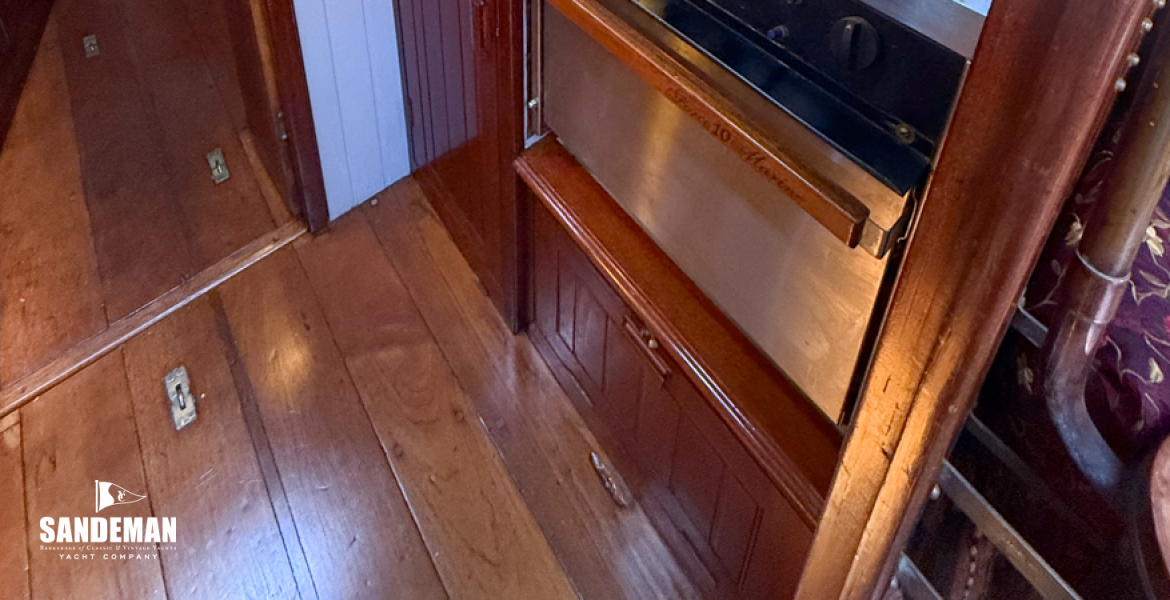 Galley to starboard
