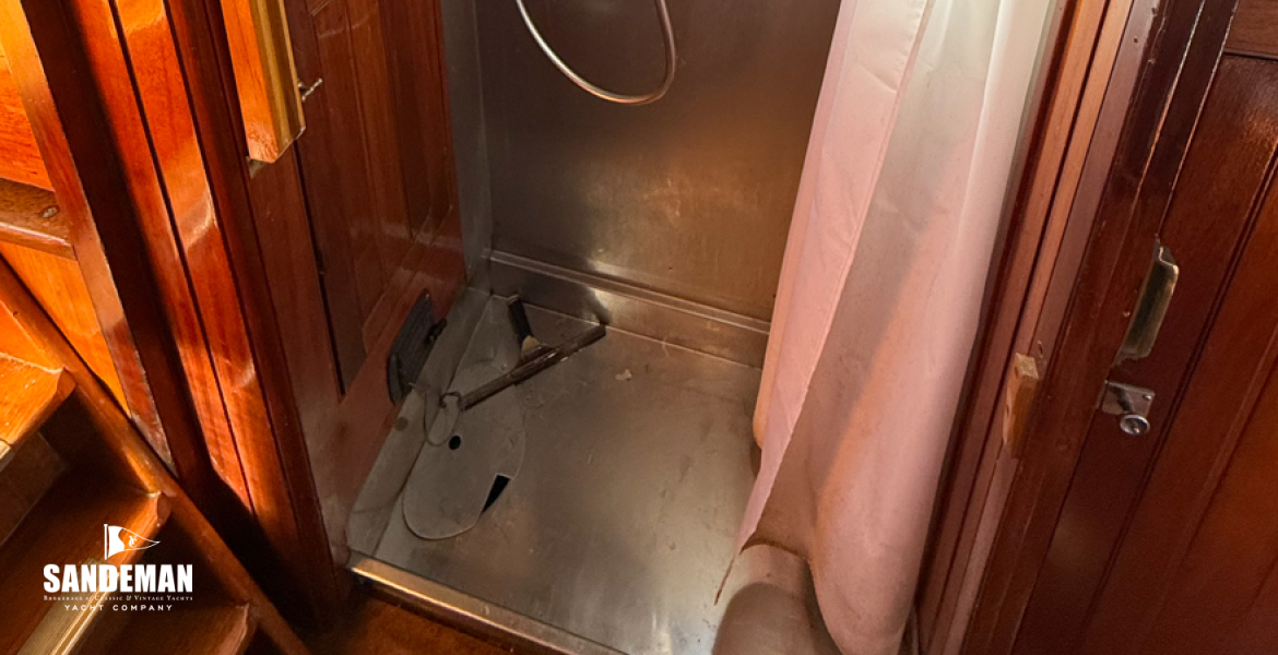 Shower compartment to starboard