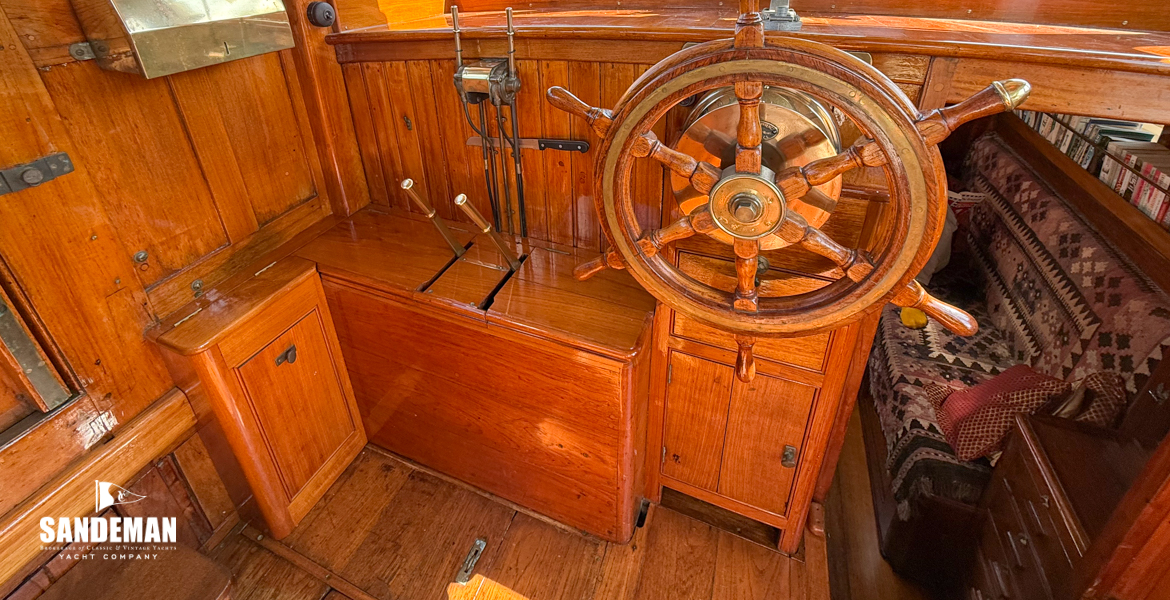 Companionway to forward accommodation