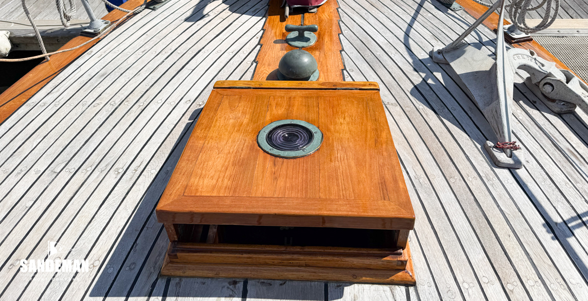 Forward foredeck view forward