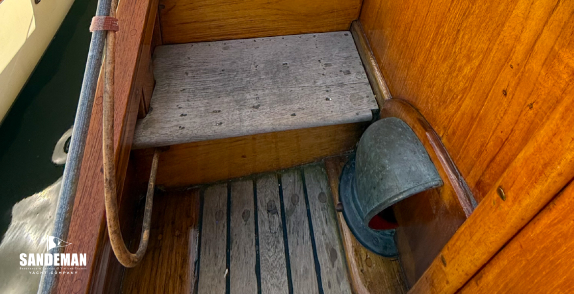 Port step to foredeck