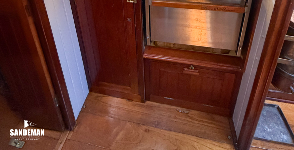 Galley to starboard