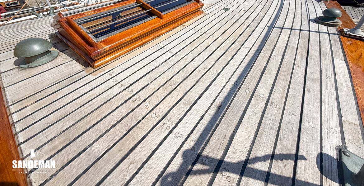 Foredeck view forward to port