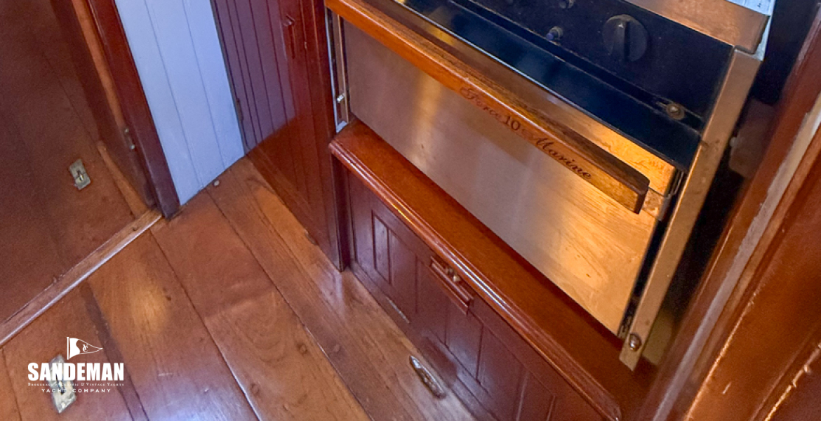 Galley to starboard