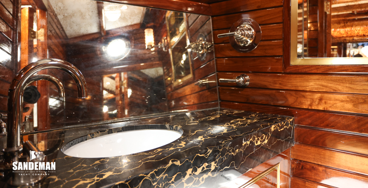 Forward WC/ shower compartment