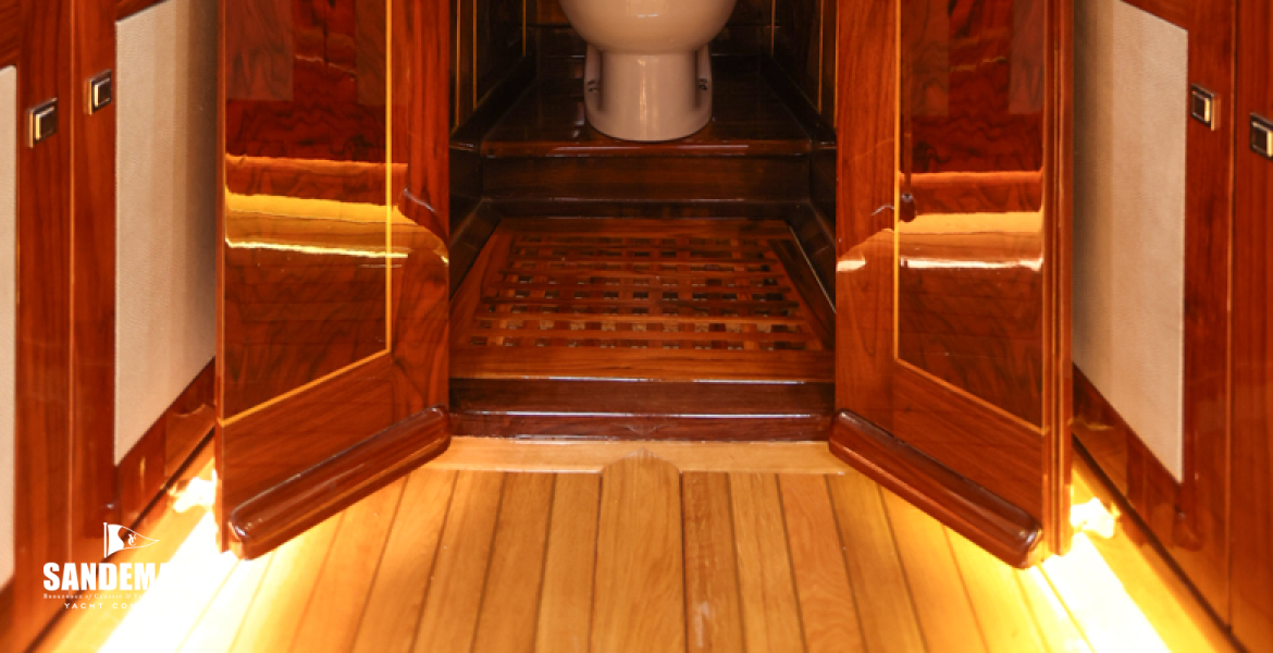 Forward WC/ shower compartment