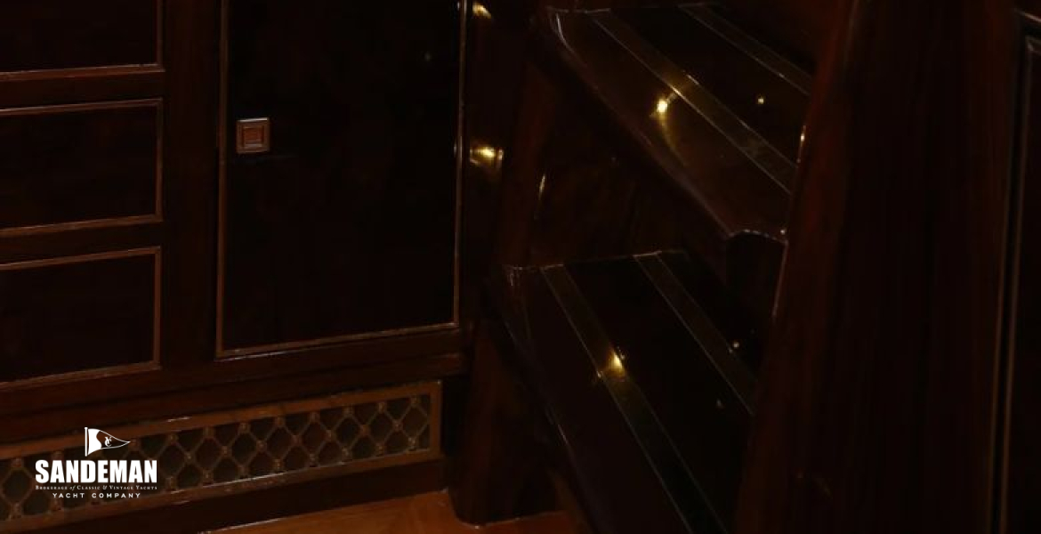 Aft cabin companionway