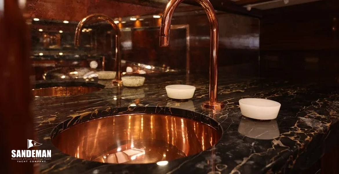 Aft cabin wash basin