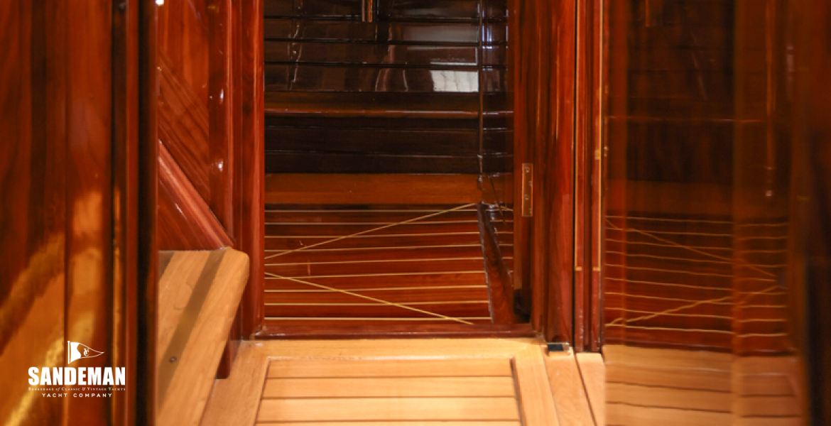 WC/ Shower compartment to port