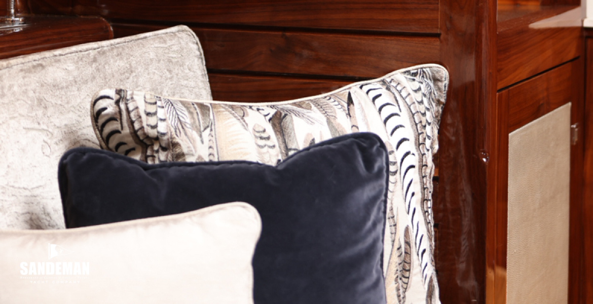 Saloon to port forward