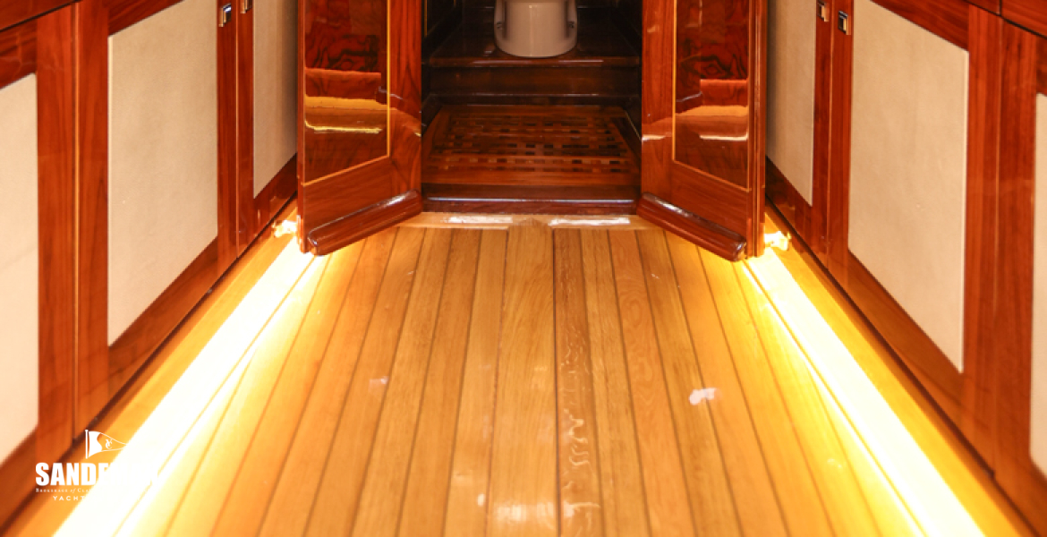 Forward WC/ shower compartment