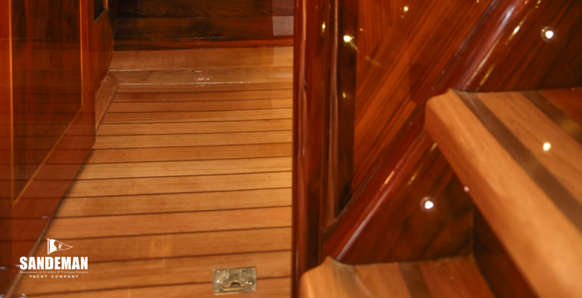 Guest cabin to starboard