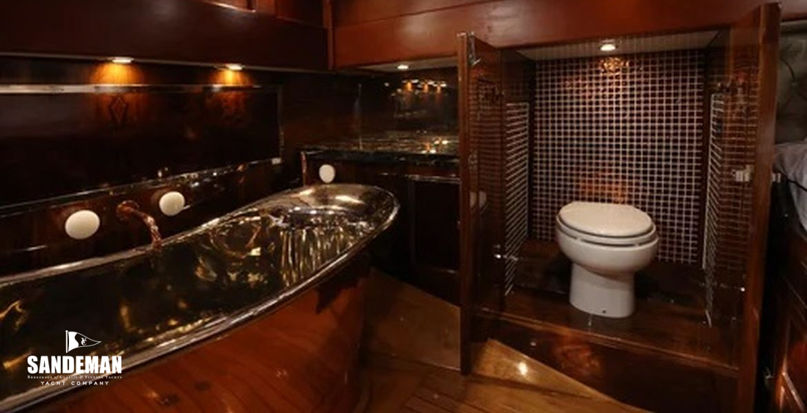 Aft cabin wc