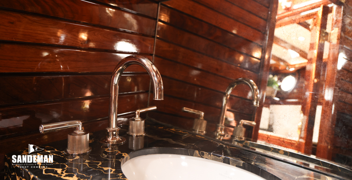 WC/ Shower compartment to port