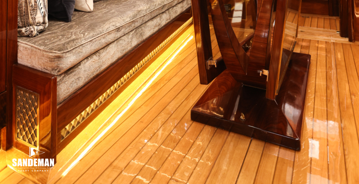 Saloon view aft to starboard