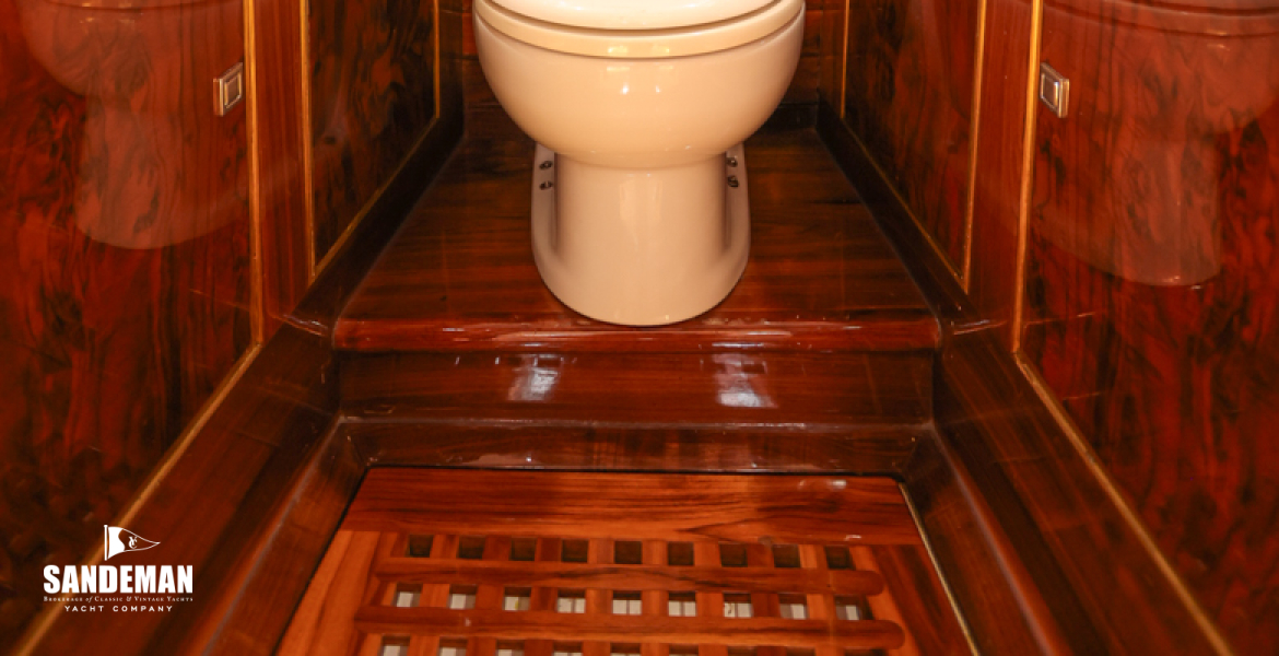 Forward WC/ shower compartment