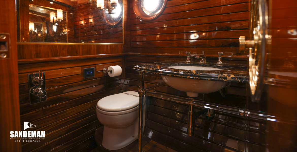 WC/ Shower compartment to port