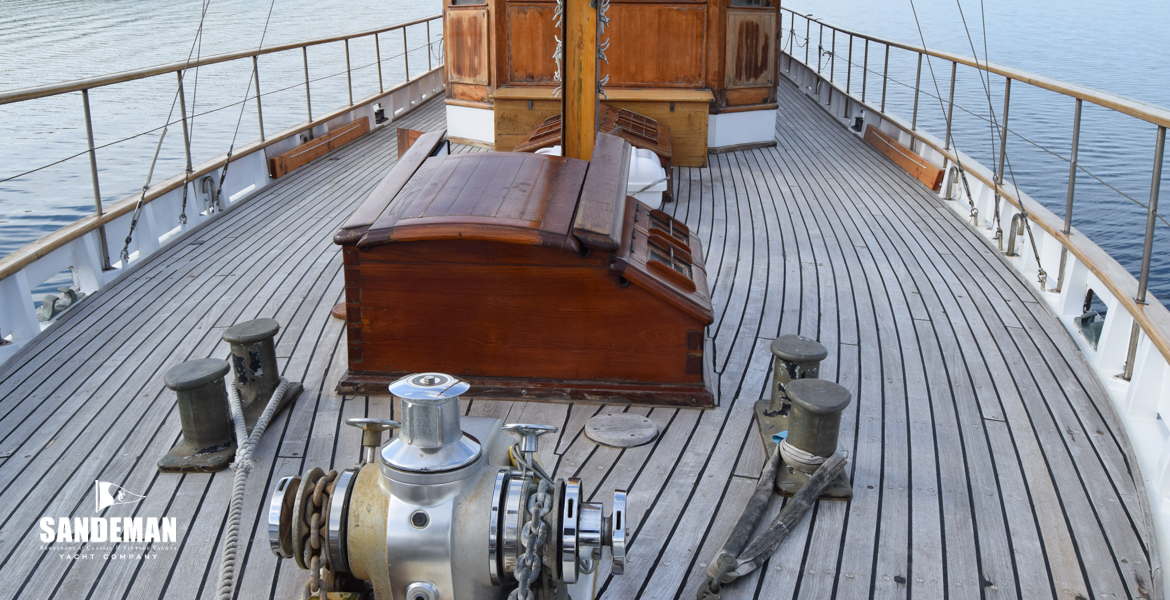 Foredeck view aft