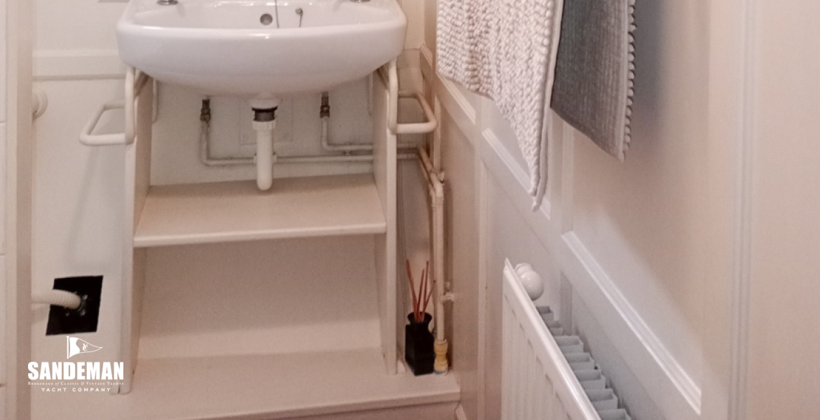 'No 3' Cabin WC/ Shower to port