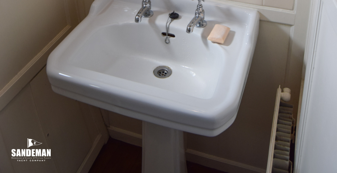 'No. 2' cabin WC/ shower compartment